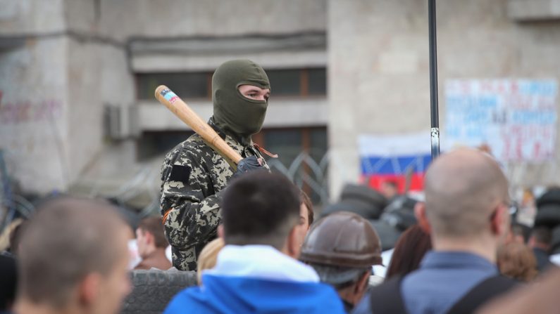 Ativista pró-russa de guarda em frente ao prédio da Administração Regional Donetsk em 18 abr 2014 em Donetsk, Ucrânia (Scott Olson / Getty Images)