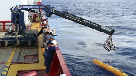 Robô abandona buscas por caixas pretas do avião da Malaysia Airlines