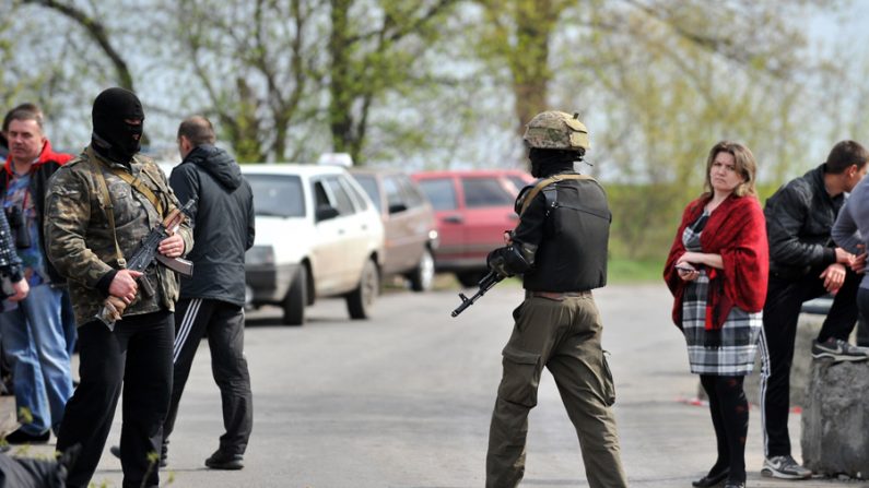 Militantes pró-russos de guarda em ponto de verificação na cidade de Slavyansk, em 20 de abril de 2014  (Genya Savilon / AFP/ Getty Images)