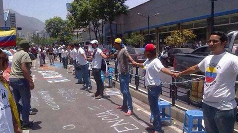 Sessenta estudantes se acorrentaram em frente à sede do PNUD em demonstração de repúdio à sentença proferida pelo Tribunal Supremo de Justiça (TSJ) que proíbe protestos e manifestações, mesmo que pacíficos (Reprodução / El Universal)