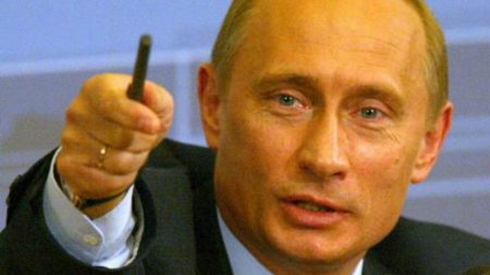 Putin assina lei para punir Twitter, Facebook e YouTube em caso de censura