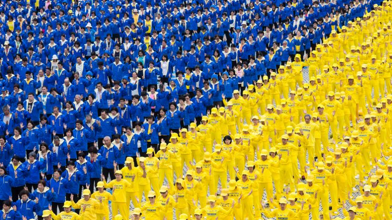 Praticantes do Falun Gong taiwaneses formaram uma figura meditando e realizaram atividades em 26 de abril, no Memorial Chiang Kai-shek, em Taipei, para protestar contra a perseguição ao Falun Gong na China continental (Chen Baizhou/Epoch Times)