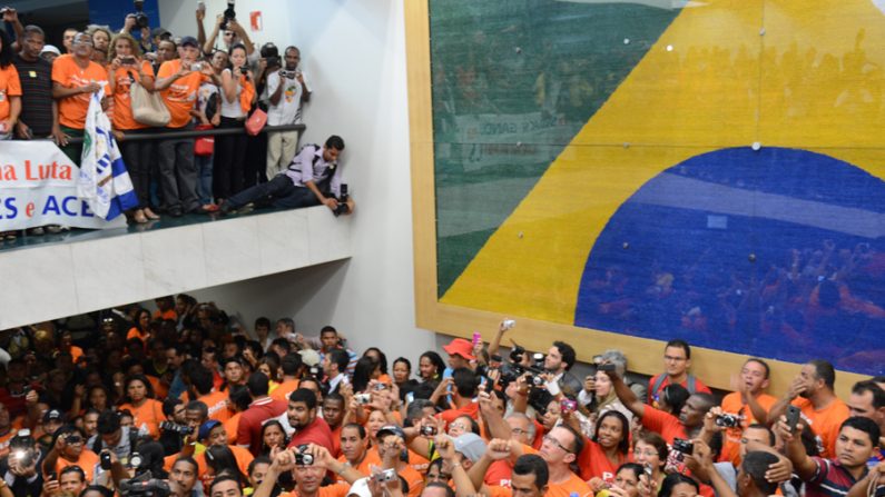 Agentes municipais de saúde tomam o corredor de acesso às comissões da Câmara dos Deputados para protestar pela aprovação do piso salarial nacional da categoria (Fabio Rodrigues Pozzebom / ABr)