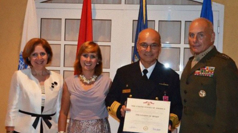 O general USMC F. Kelly, comandante do SOUTHCOM, entregou ao adido naval brasileiro, vice-almirante Celso Luiz Nazareth, a medalha da Legião de Honra do Departamento de Defesa dos EUA. Na foto à esquerda a embaixadora americana em Brasíia, Liliana Ayalde (Reprodução / SouthCom)