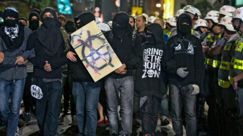 No início da noite desta quinta-feira, cerca de 1.200 manifestantes se reuniram na Praça do Ciclista com panfletos e faixas contra o Mundial.  (Miguel Schincariol / AFP / Getty Images)