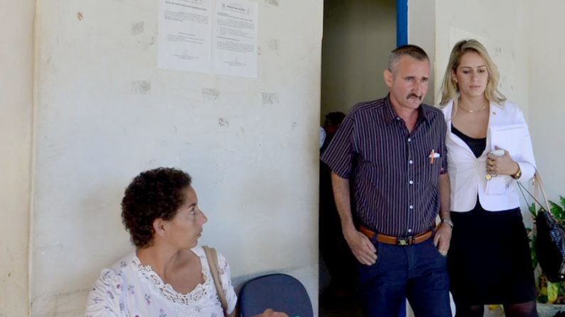 O médico cubano Luiz Henrique D. Madruga, participante do Programa Mais Médicos, prestou depoimento na Delegacia da Mulher de Luziânia (GO) (Elza Fiúza / Agência Brasil)