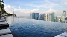 Conheça piscina sem bordas em hotel de Singapura