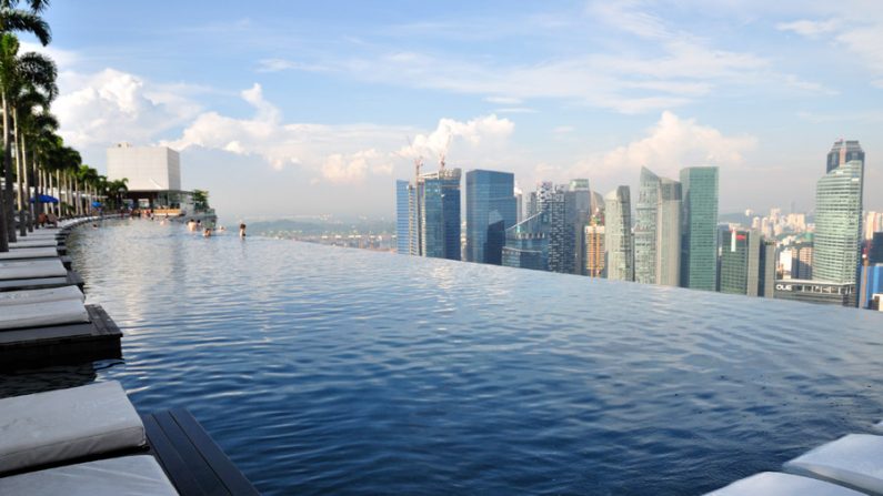 Piscina sem bordas localizada no 55º andar de um hotel em Singapura (disfrutasingapur.com/)