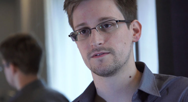 Edward Snowden, um ex-contratado da Agência de Segurança Nacional (NSA) dos EUA. A ciberpirataria contra empresas norte-americanas aumentou cinco vezes desde os vazamentos de Snowden no ano passado (Getty Images)