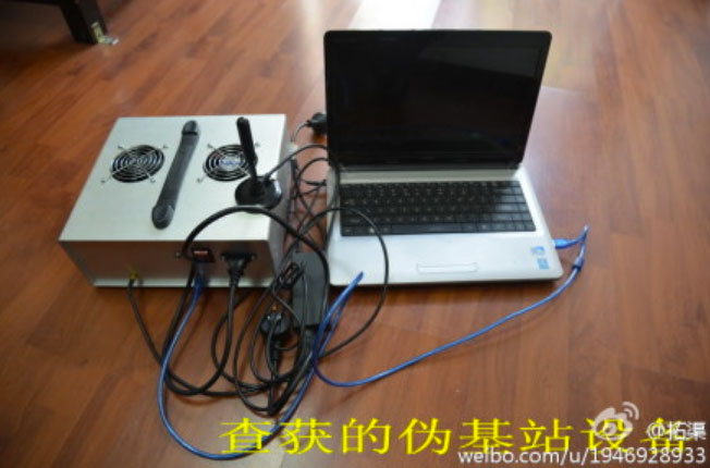 Uma estação de celular falsa (à esquerda) com uma antena conectada a um laptop. Criminosos usam estes aparelhos para hackear sinais de celulares e então enviam mensagens ou tentam ludibriar chineses e roubar seu dinheiro (Weibo.com)