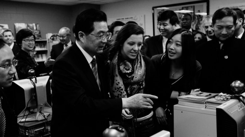 O ex-líder chinês Hu Jintao visita um Instituto Confúcio alojado no Colégio Preparatório Walter Payton, em Chicago, EUA, em 21 de janeiro de 2011. A Universidade de Chicago, que tem seu próprio Instituto Confúcio, tem sido criticada (AP Photo/Chris Walker)