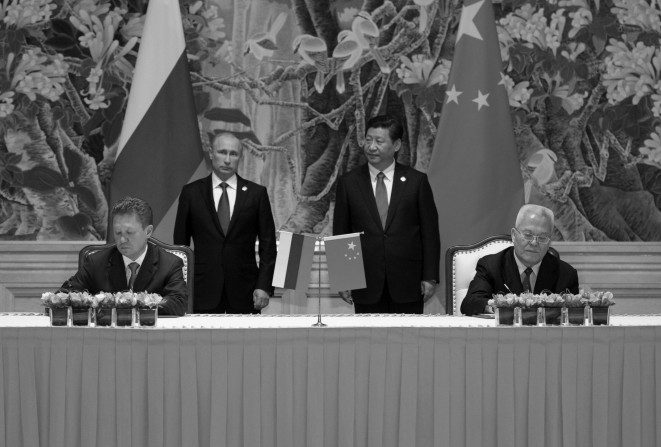 O líder chinês Xi Jinping (atrás à direita) e o presidente russo Vladimir Putin (atrás à esquerda) assistem a uma cerimônia de assinatura do acordo em Shanghai em 21 de maio de 2014, enquanto o CEO da Gazprom, Alexei Miller (na frente à esquerda), e o presidente da gigante estatal chinesa de energia CNPC, Zhou Jiping (na frente à direita), assinam o acordo (Alexey Druzhinin/AFP/Getty Images)