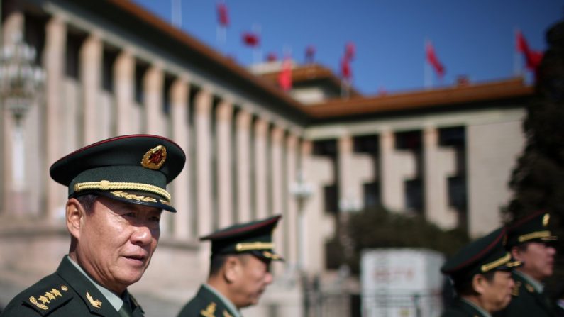 O general Liu Yuan (à esquerda), comissário político-militar do Departamento Geral de Logística da China, deixa o Grande Salão do Povo, em Pequim, em 4 de março. O regime chinês emprega muitas ferramentas de trapaça para promover seus objetivos militares (Feng Li/Getty Images)