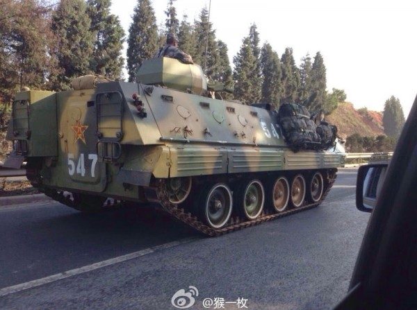 Um Veículo de Ataque Bradley transporta tropas militares chinesas em Kunming, Yunnan, Sudoeste da China. Internautas chineses postaram várias fotos mostrando o deslocamento de militares chineses para a fronteira com o Vietnã (Weibo.com)