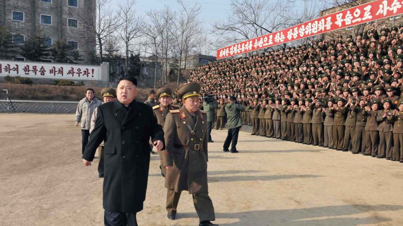 O líder norte-coreano Kim Jong-Un (de preto) inspeciona a Unidade 534 do Exército Popular Coreano (KNS/AFP/Getty Images)