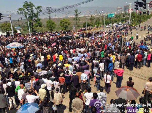 Mais de mil aldeões protestaram contra a violenta apropriação de terras em frente à sede do governo no município de Taiping, cidade de Shaotong, província de Yunnan, China, em 13 de maio (JasminePlaces)