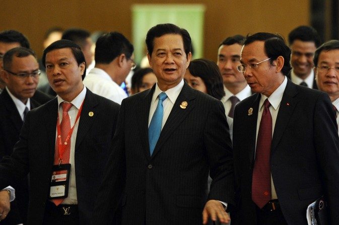 O primeiro-ministro do Vietnã, Nguyen Tan Dung (centro), caminha com membros de sua delegação na reunião da ASEAN no Centro Internacional de Convenções da Birmânia, em Naypyidaw, em 11 de maio. No domingo, ele criticou a agressão da China no Mar do Sul da China (Christophe Archambault/AFP/Getty Images)