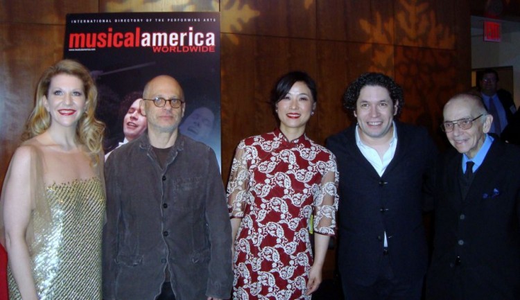 Vencedores dos prêmios do Musical America, Joyce DiDonato (Vocalista do Ano), David Lang (Compositor do Ano), Wu Man (Instrumentista do Ano), Gustavo Dudamel (Músico do Ano), e José Antonio Abreu (Educador do Ano) (Pamela Tsai/The Epoch Times)