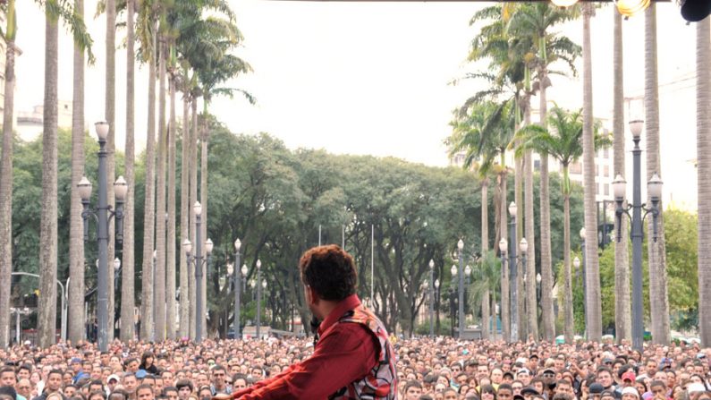 Palco de Stand Up recebe mais de 50 humoristas na Praça da Sé (Divulgação / Prefeitura de São Paulo)