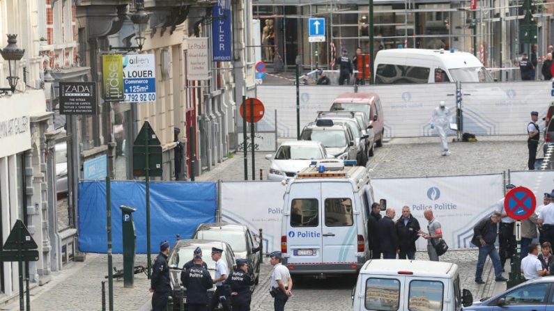 Policiais montam guarda em torno do local de um tiroteio perto do Museu Judaico, em Bruxelas, em 24 de maio de 2014. Três pessoas foram mortas e uma ficou gravemente ferida, segundo agência de notícias Belga (Nicolas Maeterlinck/AFP/Getty Images)