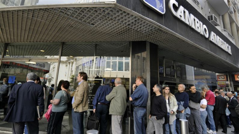 Fila para comprar e vender moedas estrangeiras em uma casa de câmbio em Buenos Aires (Daniel Garcia/AFP/Getty Images)