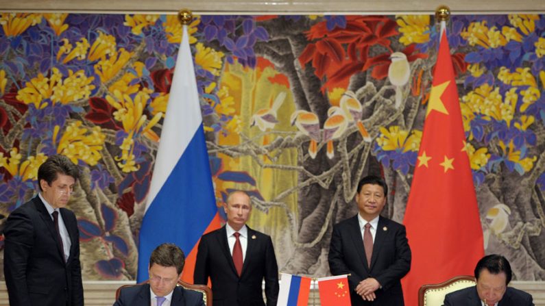 O presidente da China, Xi Jinping (D) e o presidente Vladimir Putin da Rússia (E) assistem a cerimônia de assinatura do acordo sobre gás natural em Shangai, China (Alexey Druzhinni / AFP / Getty Images)