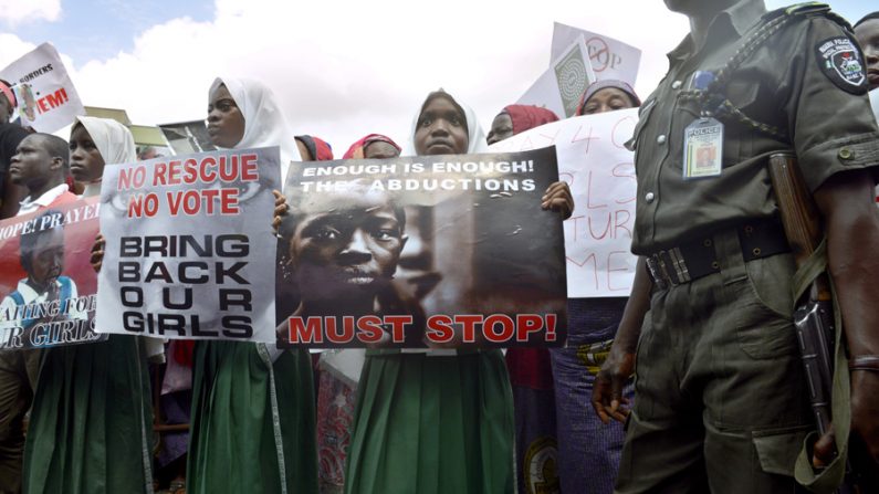 Crianças seguram cartazes pedindo a liberação das meninas sequestradas da escola Chibok pelo grupo radical islâmicos, Boko Haram, em Lagos, na Nigéria (Pius Utomi Ekpei / AFP / Getty Images)