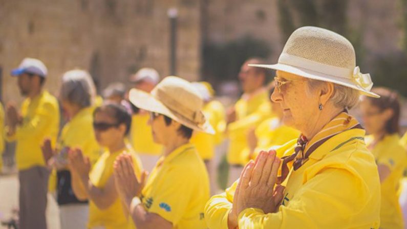 Praticantes de Falun Gong fazendo os exercícios da prática que melhoram a saúde física e mental (Vadim Berestetsky / Epoch Times)