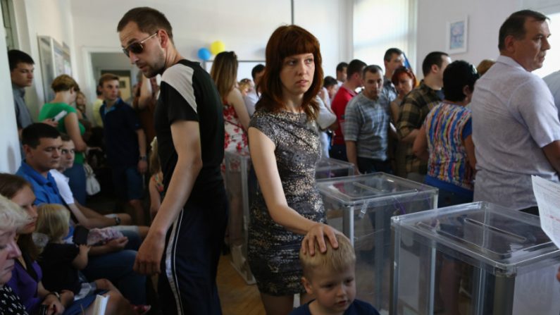 Pessoas aguardam em frente às mesas de votação em 25 de maio de 2014 em Kiev, Ucrânia (Dan Kitwood/Getty Images)