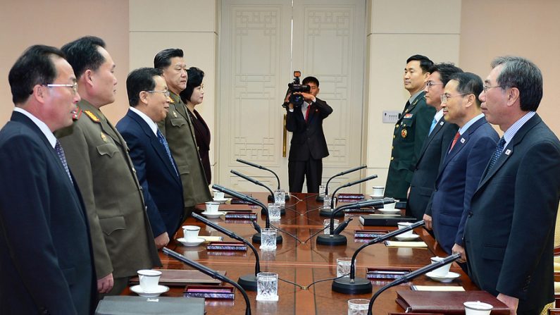 Encontro em oficiais da Coreia do Norte (E) e Coreia do Sul (D) (South Korean Unification Ministry / Getty Images)