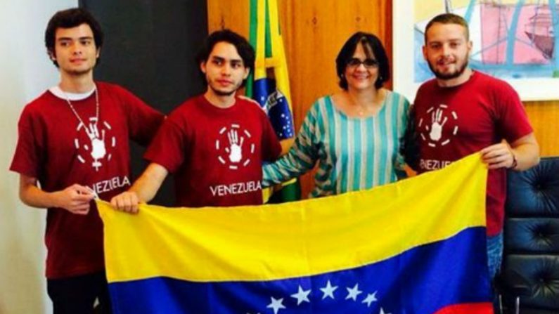 Jovens venezuelanos com Dra. Damares Alves (Reprodução)