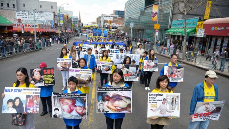 Com um desfile e comício em Flushing, Queens, os nova-iorquinos lembraram o apelo pacífico de 25 de abril de 1999, em Pequim. (Dai Bing / Epoch Times)