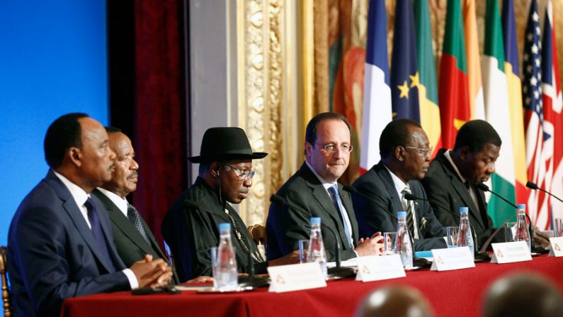 O presidente do Níger, Mahamadou Issoufou; o presidente dos Camarões Paul Biya; o presidente da Nigéria, Goodluck Jonathan; o presidente francês, François Hollande; o presidente do Chade, Idriss Deby Itno e o presidente do Benin, Thomas Boni Yayi, realizam conferência de imprensa em Paris sobre segurança na Nigéria (Thierry Chesnot / Getty Images)