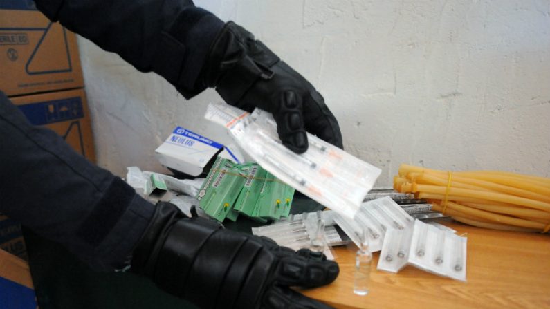 Policiais examinam caixas de seringas em uma loja de doces durante uma operação contra traficantes de drogas em Scampia, um bairro de Nápoles chamado "il supermercato della droga '(o supermercado da droga) em 14 de outubro de 2009 (Mario Laporta/AFP/Getty Images)