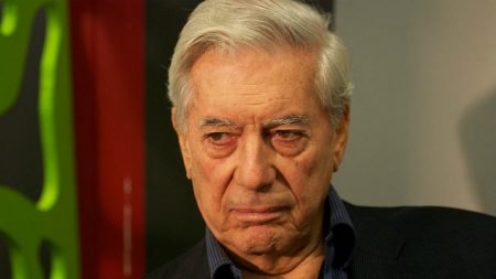 Vargas Llosa tem livro rasgado durante feira em Bogotá