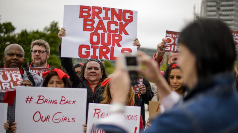 Manifestantes apoiam a primeira-dama dos Estados Unidos, Michelle Obama, que disse em discurso ser um "ato irresponsável" o sequestro de mais de 200 estudantes nigerianas por militantes do Boko Haram (Fabrice Coffrini / AFP / Getty Images)