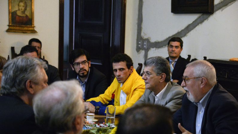 O líder da oposição venezuelana, Henrique Capriles Radonski (em amarelo), em reunião com os ministros das Relações Exteriores dos países membros da UNASUL em Caracas, Venezuela (Juan Barreto / AFP / Getty Images)