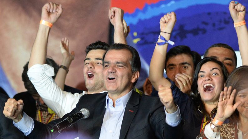 Candidato à presidência da Colombia, Óscar Iván Zuluaga, do partido Centro Democrático celebra depois de conhecer os resultados da eleição em evento em Bogotá (Eitan Abramovich / AFP / Getty Images)