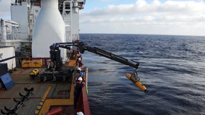 Operadores a bordo de navio australiano movimentam o submarino autônomo da Marinha dos EUA (AUV) Bluefin no dia 14 abril de 2014, no Oceano Índico. O AUV utilizou sonar de varredura lateral e desceu a uma profundidade entre 4.000 e 4.500 metros na busca de desaparecidos do voo 370 da Malaysia Airlines (Peter D. Blair/U.S. Navy/Getty Images)