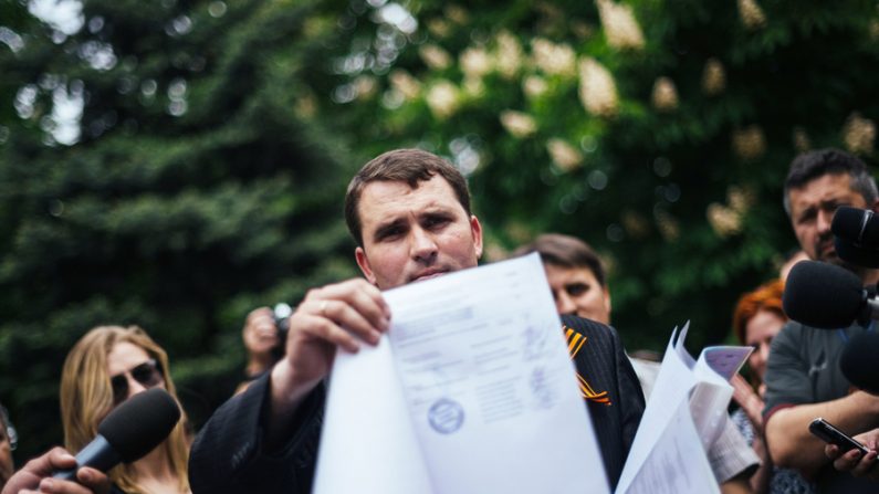 Roman Lyagin, chefe da delegação eleitoral da República Popular Donetsk (assim batizada pelos separatistas), declarou aos jornalistas que 
89,07% dos votantes são a favor da independência (Dimitar Dilkoffd / AFP / Getty Images)