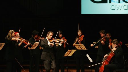 Música alta pode causar danos permanentes à audição, segundo estudos