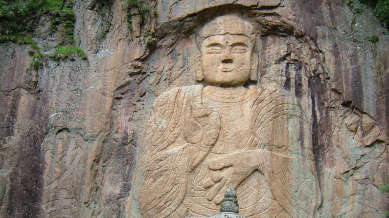 Imagem de Buda encravada em pedra de montanha na Coreia do Norte (Reprodução Google Image)