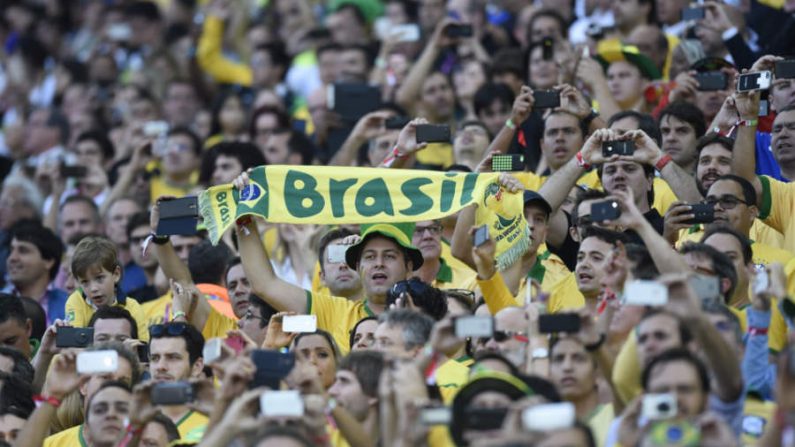 Torcida brasileira registra com seus celulares a partida de abertura da Copa, entre Brasil e Croácia, no Itaquerão, São Paulo, em 12 de junho de 2014 (Dimitar Dilkoff/AFP/Getty Images)