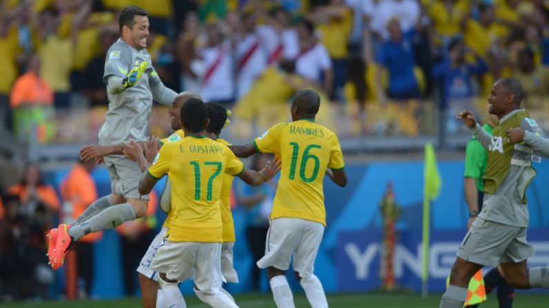 O goleiro Julio Cesar fez duas defesas em chutes cobrados por Pinilla e Sánchez  (ABr)