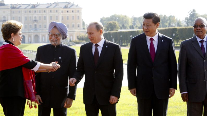 A presidente do Brasil, Dilma Rousseff; o primeiro-ministro da Índia, Manmohan Singh; o presidente da Rússia, Vladimir Putin, presidente da China, Xi Jinping e o presidente Sul-Africano, Jacob Zuma; posam para foto após reunião dos BRICS na cúpula do G20 - 2013 em Saint Petersburgo, na Rússia (Sergei Karpukhin / AFP / Getty Images)