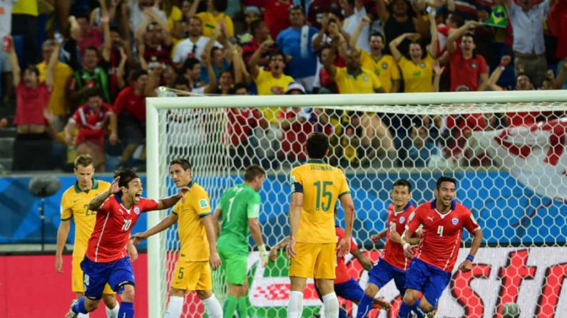 À frente do Chile, Jorge Valdivia (esquerda) comemora depois de marcar contra a Austrália durante jogo do Grupo B da Copa do Mundo na Arena Pantanal, em Cuiabá, em 13 junho de 2014 (Martin Bernetti /AFP/Getty Images)