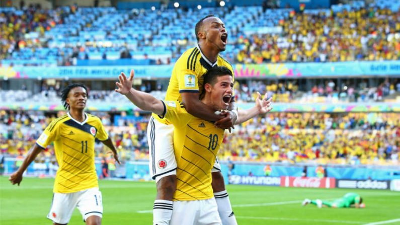 James Rodríguez, da Colômbia, celebra com Juan Camilo Zuniga o terceiro gol da equipe durante partida pelo Grupo C da Copa do Mundo 2014, no Estádio Mineirão em 14 de junho, Belo Horizonte (Ian Walton/Getty Images)