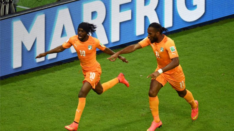 Gervinho (esquerda), da Costa do Marfim, comemora com Didier Drogba o segundo gol da equipe contra o Japão durante partida pelo Grupo C da Copa do Mundo 2014, na Arena Pernambuco em 14 de junho, Recife (Matthias Hangst/Getty Images)