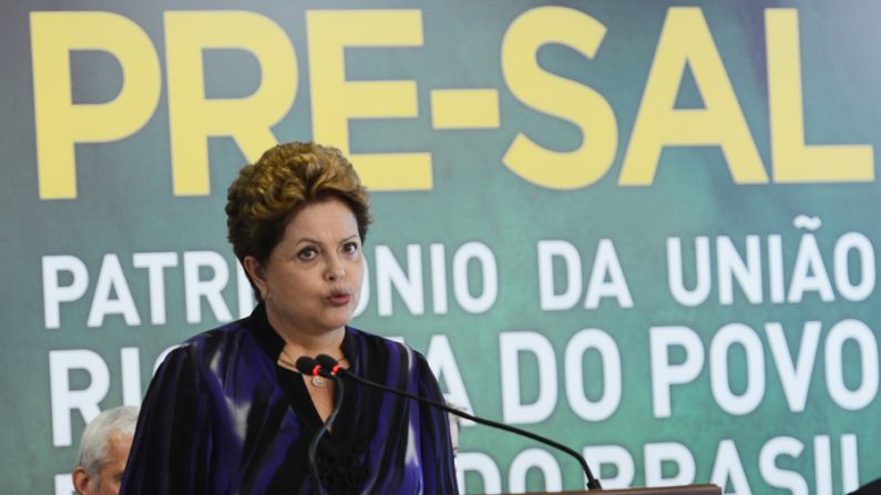 A presidenta Dilma Rousseff participa da assinatura do primeiro contrato de partilha do pré-sal (Abr)