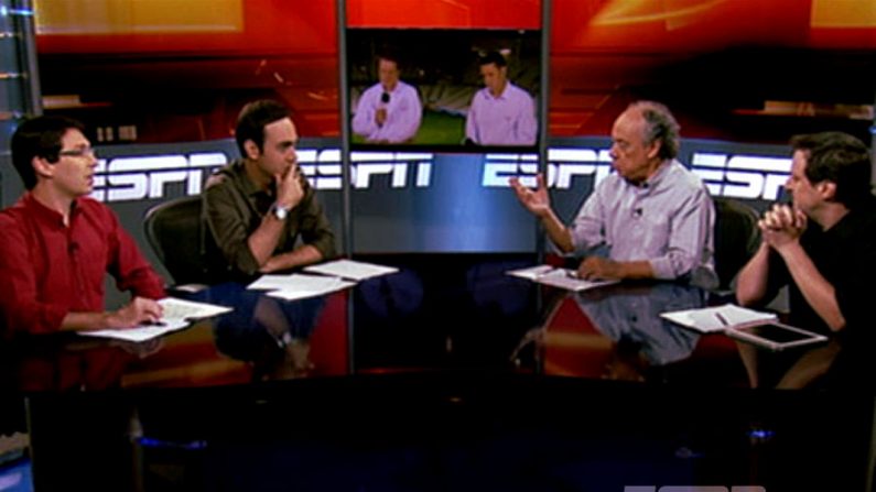 O diretor de jornalismo da ESPN Brasil, José Trajano, comenta com os jornalistas Juca Kfouri e Arnaldo Ribeiro a reação da torcida à presidente Dilma na abertura da Copa 2014 (Reprodução)